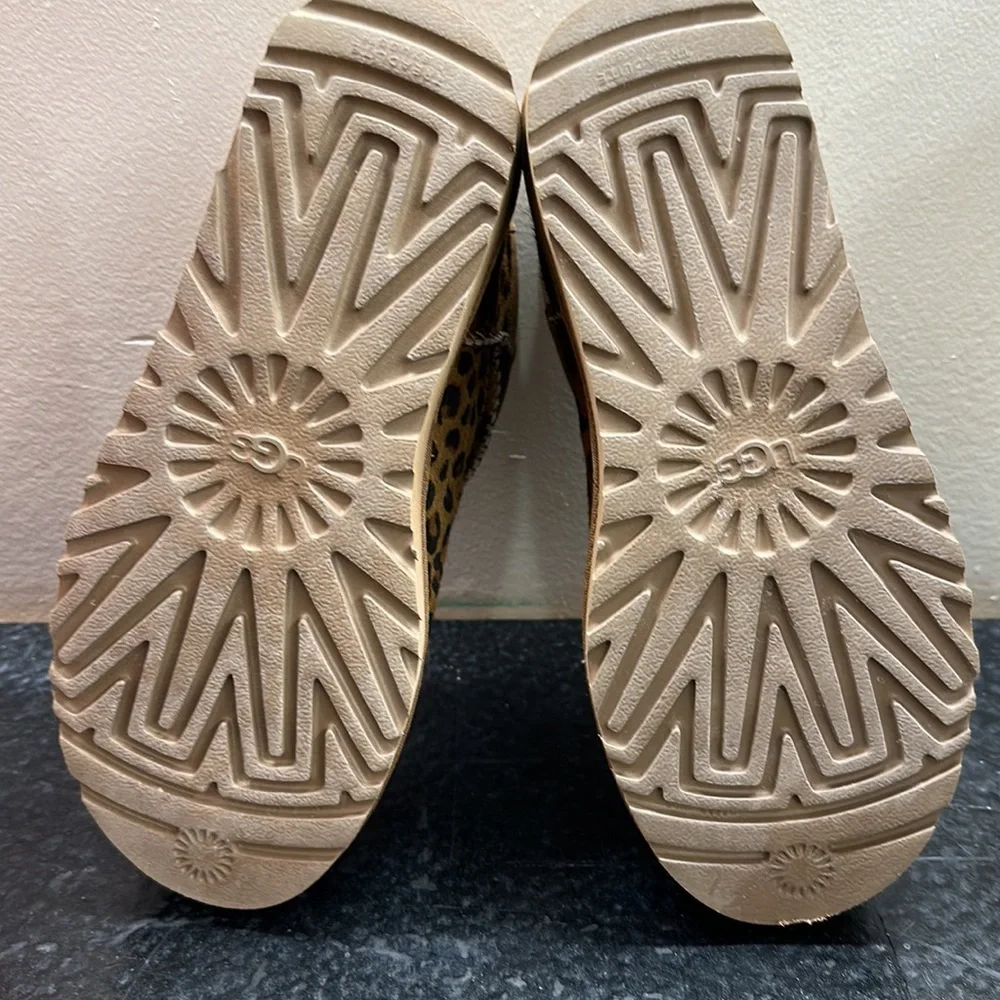 Uggs mini leopard print boots - Picture 7 of 8